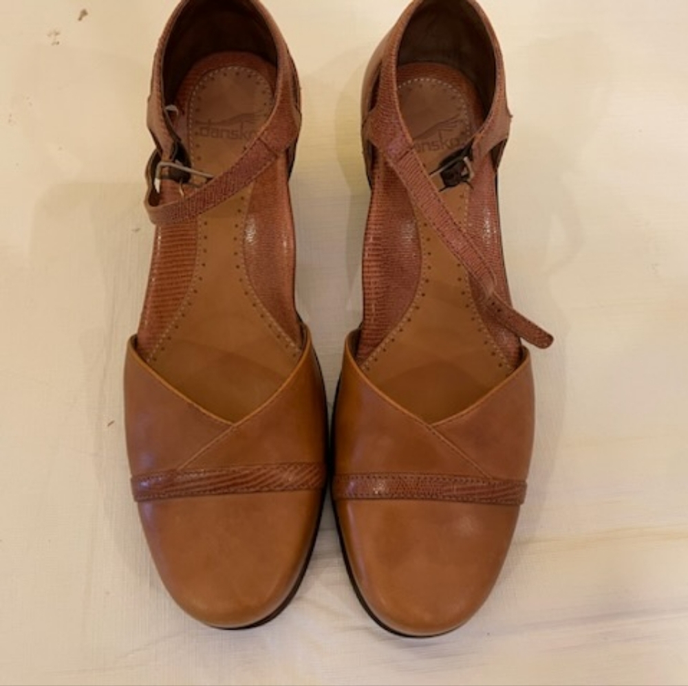 BRAND NEW Dansko brown leather heels.